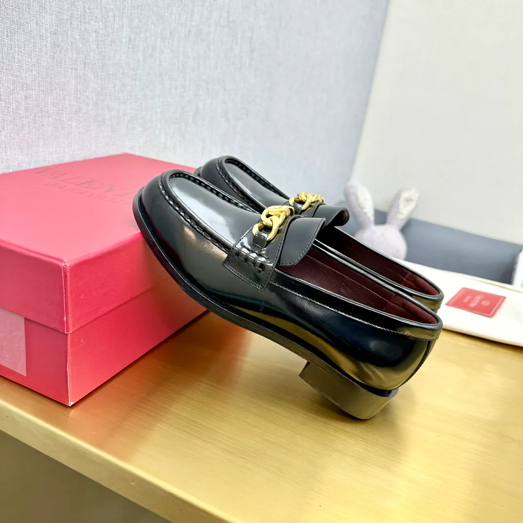 👟👟Ex-factory price 640👟👟 (genuine leather sole) 2024 [VALENTINO] Valentino's early spring fashionable slip-on loafers are hot new🆕 Versatile style with temperament💃🏻 Slay the whole audience immediately when you put it on [Love] The ultra-simple design is more timeless and attractive! Fashionable and neat feeling, it is a magic tool for increasing your height and slimming down ✨ The shoe collar is specially added with anti-wear latex! You won't feel tired after walking all day long🦶🏻 The upper is made of open-edge beaded cowhide fabric and matched with calfskin lining, which is full of texture. The bottom thickness is 4.0cm. Color: black, brown, coffee. Size: 35-40. Available from factory.